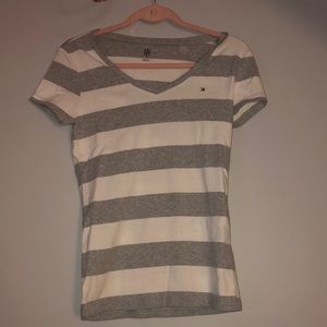 TOMMY HILFIGER Gray and white V-neck tee